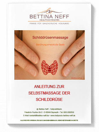 Ein einziger Wassertropfen erzeugt Wellen in ruhigem Wasser mit unscharfem grünem Hintergrund